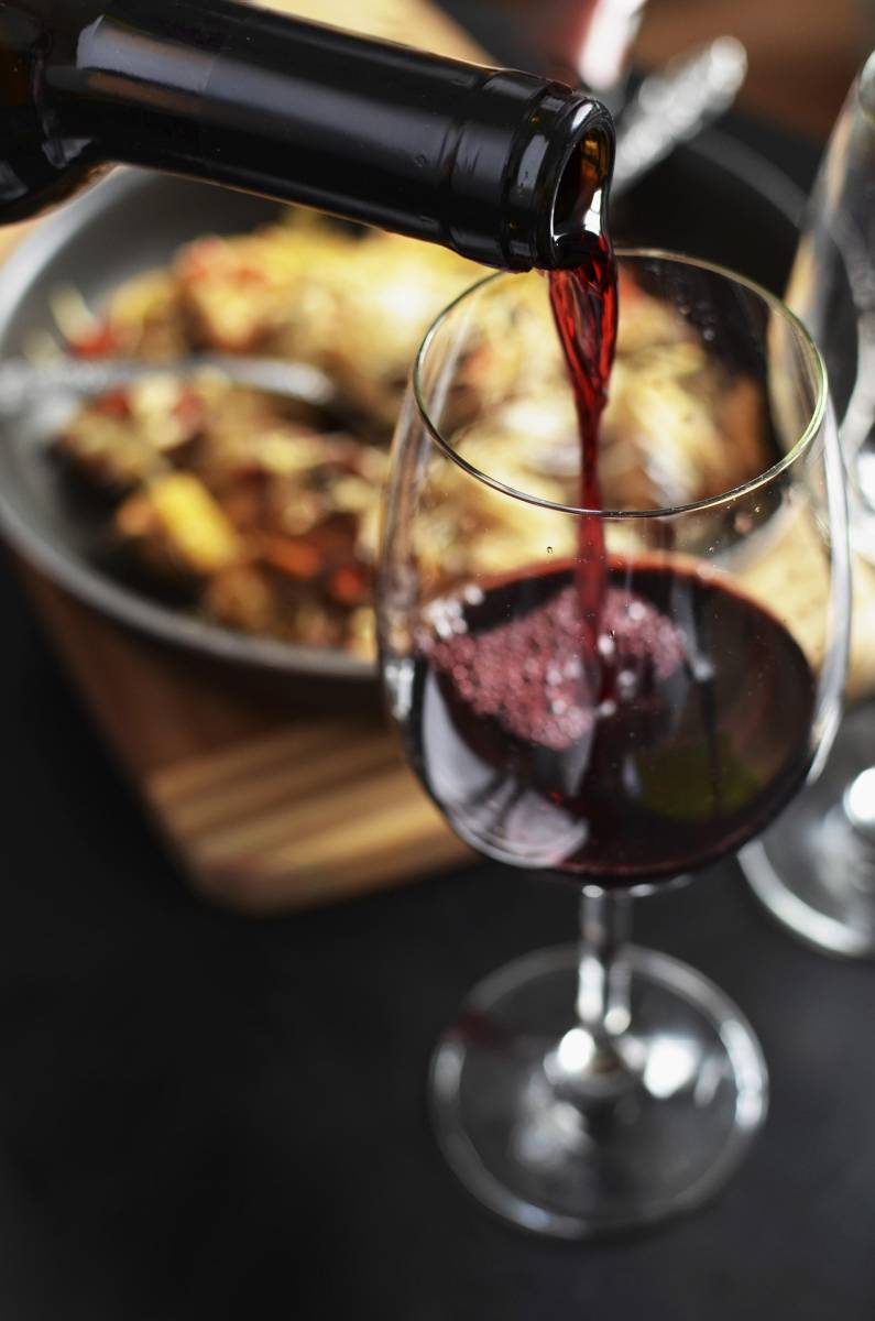 Sortie afterwork avec tapas, vins bios et ambiance musicale dans un bar à vin à Uzès, à côté de Saint-Quentin-la-Poterie